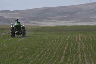 Mevsim yağmurları öncesi çiftçiler gübre mesaisine başladı