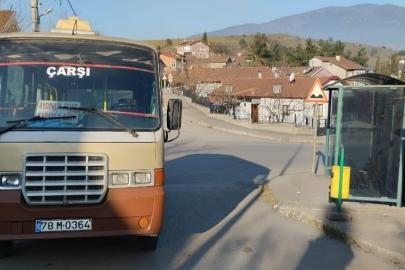 Minibüsle çarpışan motosikletteki 2 kişi yaralandı