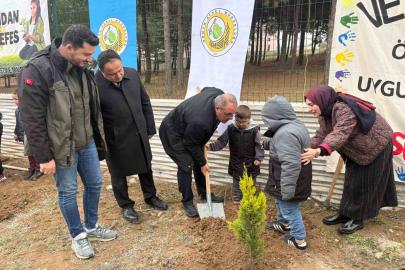 Minik eller fidanları toprakla buluşturdu