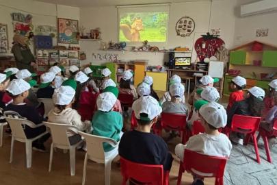 Minik eller toprakla buluştu