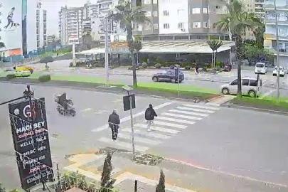 Motokurye kız çocuğuna çarptı, o anlar güvenlik kamerasında