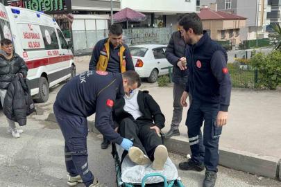 Motosiklet otomobile çarptı, 2 kardeş yaralandı