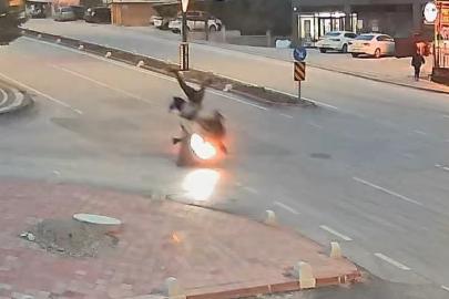 Motosikletin yayayı havaya uçurduğu an kameraya yansıdı: 2 yaralı