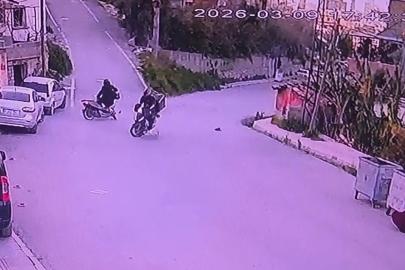 Motosikletlerin kafa kafaya çarpıştığı kazada şahısların yere savrulduğu anlar kameraya yansıdı