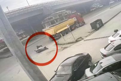 Motosikletli tırın altına girmekten son anda kurtuldu