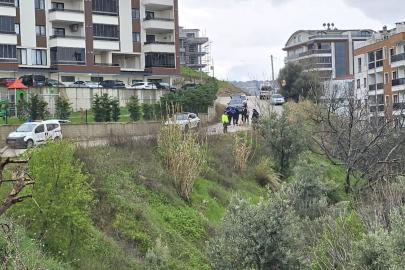 Mudanya’da yağmur sonrası site önündeki yol çöktü