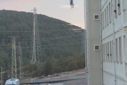 Muğla’da korku dolu anlar: Yurdun camına çıkan genç hava yastığına atladı