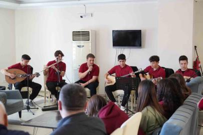 Muğla’da liseli gençlerden huzurevi sakinlerine müzik ziyafeti