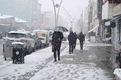 Muş’ta 40 köy yolu kapandı, mahsur kalan hasta kurtarıldı