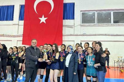 Mut’ta voleybol turnuvası düzenlendi