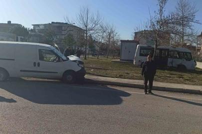 Öğrenci servisi ile hafif ticari araç çarpıştı: 2 yaralı