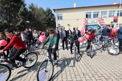 Öğrenciler hediyelerini protokol üyelerinden aldı