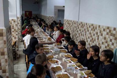Öğretmen-veli dayanışmasıyla köy okulunda öğrencilere restoran tadında iftar yemeği