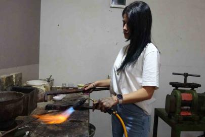 Ojeli tırnaklarıyla erkek egemen meslekte usta oldu