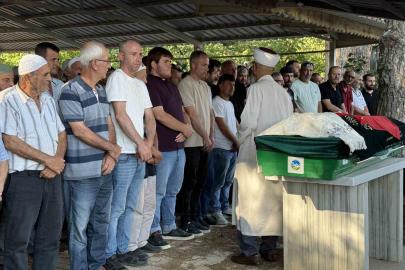Öldürülen oğlunun doğum gününü mezarı başında kutladı
