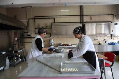 Olgunlaşma Enstitüsünde bayram için alınan tatlı siparişleri doğal malzemelerle hazırlanıyor