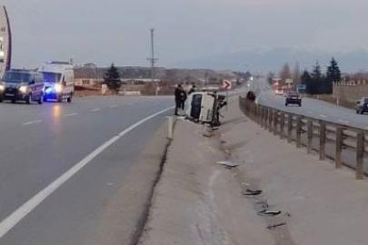 Orta refüje devrilen hafif ticari araçta 5 kişi yaralandı