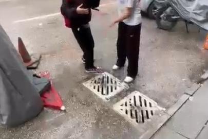 Ortaokul öğrencisi akranını saçından tutup yere yatırdı, kafasına ayağıyla bastı