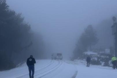 Osmaniye’de dolu yağışı yolları beyaza bürüdü