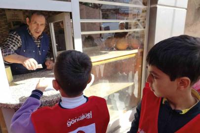 Osmaniye’de minik öğrencilerden askıda ekmek kampanyasına destek
