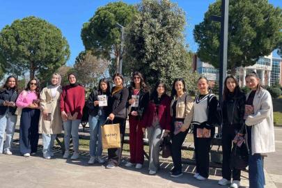 Osmaniye’de öğrenciler Kadınlar Günü’nde gül şeklinde mum dağıttı