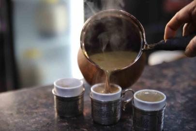 Osmanlı’dan günümüze bakır cezvelerde hazırlanan menengiç kahvesi lezzetiyle dikkat çekiyor