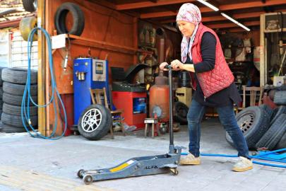Oto lastik tamirine kadın eli değdi: Elinde krikoyu gören şoförler şaşırıyor