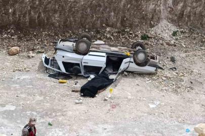 Otomobil 10 metrelik çukura düştü: 1 ölü, 1 yaralı