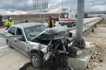 Otomobil demir bariyere ok gibi saplandı: Karı koca ölümden döndü