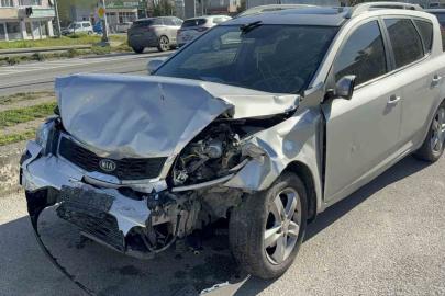 Otomobil hafif ticari araca çarptı: 4 yaralı