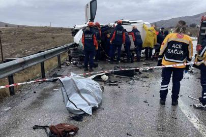Otomobil hafif ticari araçla çarpıştı: Baba oğul öldü, 4 kişi yaralandı