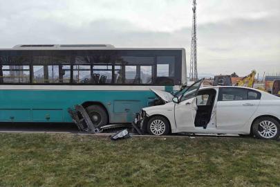Otomobil halk otobüsüne çarptı, maddi hasar oluştu