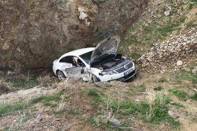 Otomobil park halindeki araca çarptıktan sonra şarampole uçtu: 2 yaralı