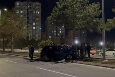 Otomobil refüjdeki ağaca çarptı: 1 yaralı