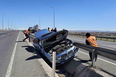 Otomobil refüje çarptı, araçta sıkışan sürücüyü itfaiye kurtardı