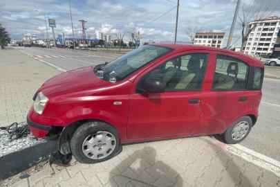 Otomobil refüje çıktı, sürücü kazayı yara almadan atlattı