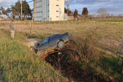 Otomobil su kanalına düştü, sürücü yaralandı