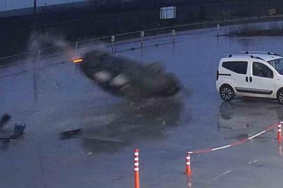 Otomobilin 60 metre boyunca defalarca takla attığı kaza kamerada