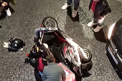 Otomobille çarpışan motosikletli kurye yaralandı