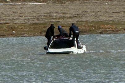 Otomobille girdikleri gölde mahsur kaldılar