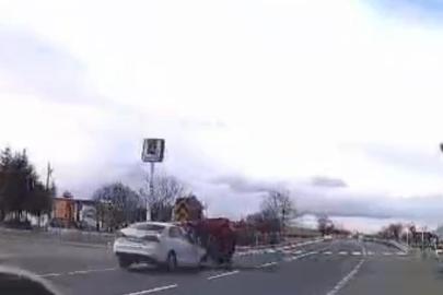 Otomobille traktör çarpıştı: 2 yaralı