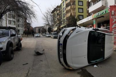 Park halindeki araca çarpan otomobil devrildi