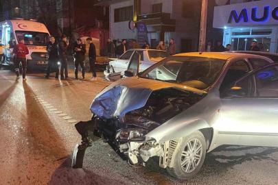 Park halindeki araca çarpan otomobil kamerada: 2 yaralı