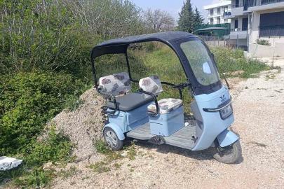 Park halindeki otomobil yola çıkarken elektrikli bisiklete çarptı