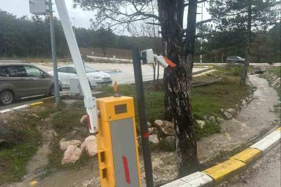 Pelitözü Gölpark girişindeki turnikelere kamyon çarptı