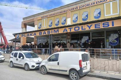 Plakasının yazı sitili standartlara aykırı olan sürücüler ceza yememek için plaka basım atölyesinde uzun kuyruklar oluşturdu