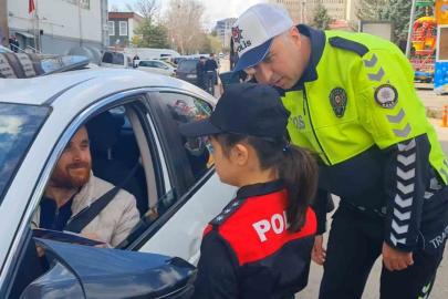 Polis üniforması giyen özel öğrenciler sürücülere trafik kurallarını hatırlattı