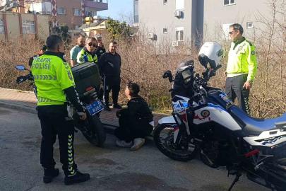 Polisi görünce motosikleti bahçeye atan sürücü ceza yemekten kurtulamadı
