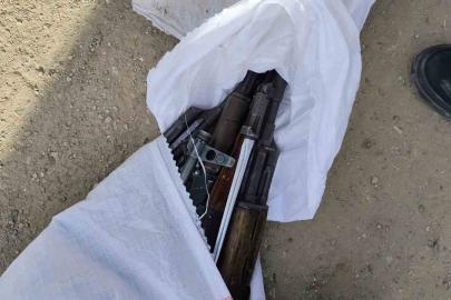Polisten kaçarken içi kalaşnikof dolu çuvalı yola atan şahıslar yakayı ele verdi