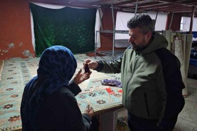 Poşetten insanlık çıktı, halının arasındaki altınlar sahibine ulaştırdı